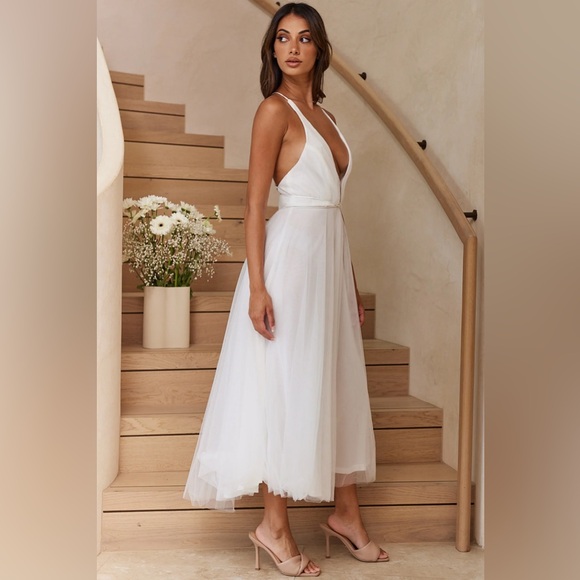 Selfie Leslie NWT
Floating By Plunging Neckline Mesh Overlay Midi Dress - Picture 3 of 6